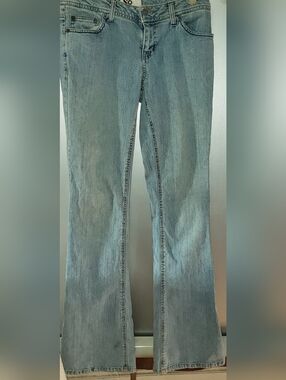 SO LIGHT BLUE DENIM FLARE JEANS WITH AMBER AND BLUE STITCHING. SZ 7 LONG.